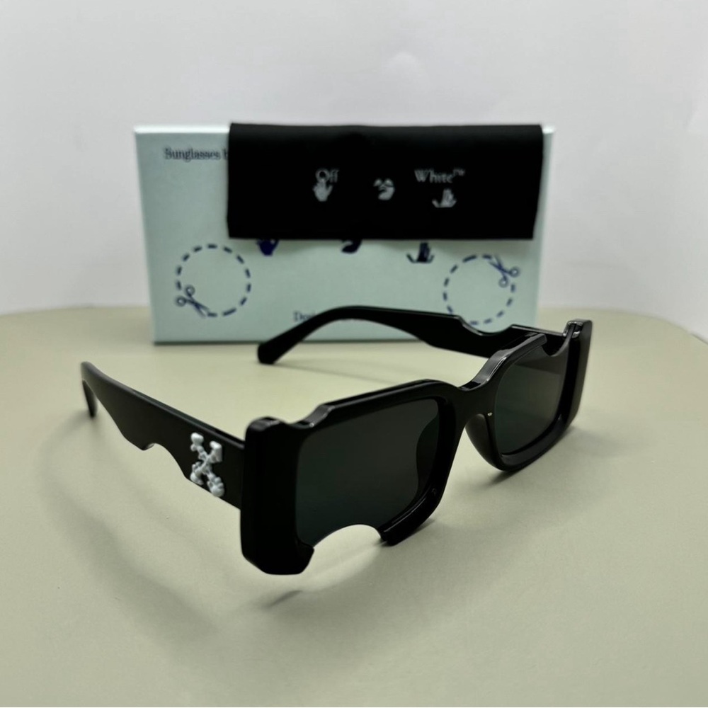 Off-White Esque UA Var Cady Cuts Sunglasses - black